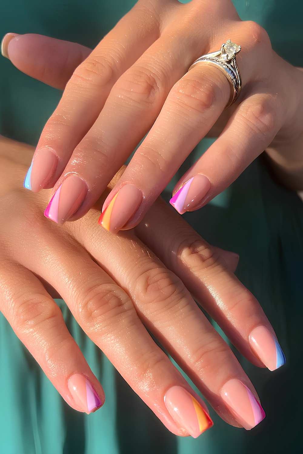 Seitliche French Tips mit bunten Streifen