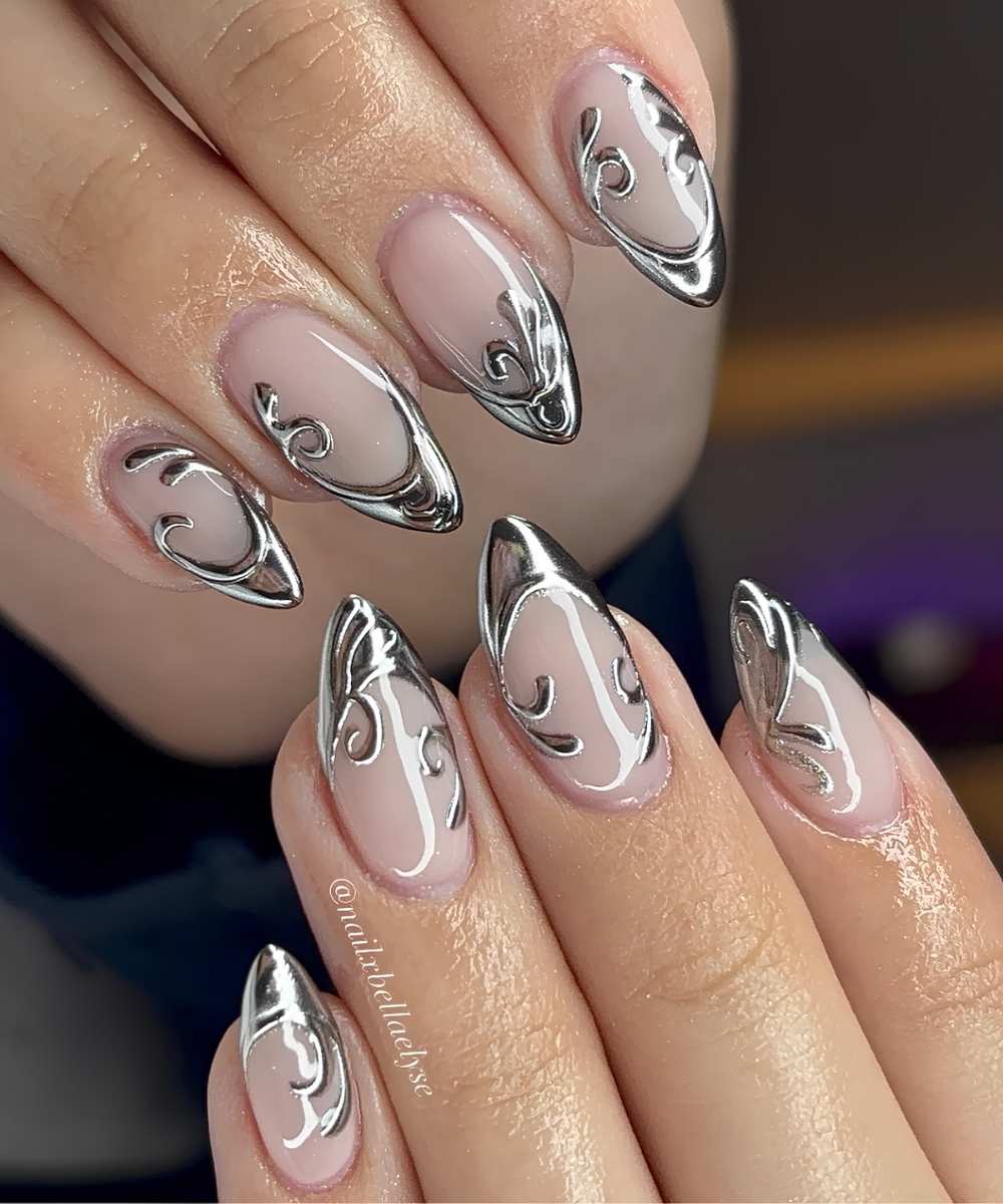 Silberne Chrome French Naegel mit Schnoerkeln