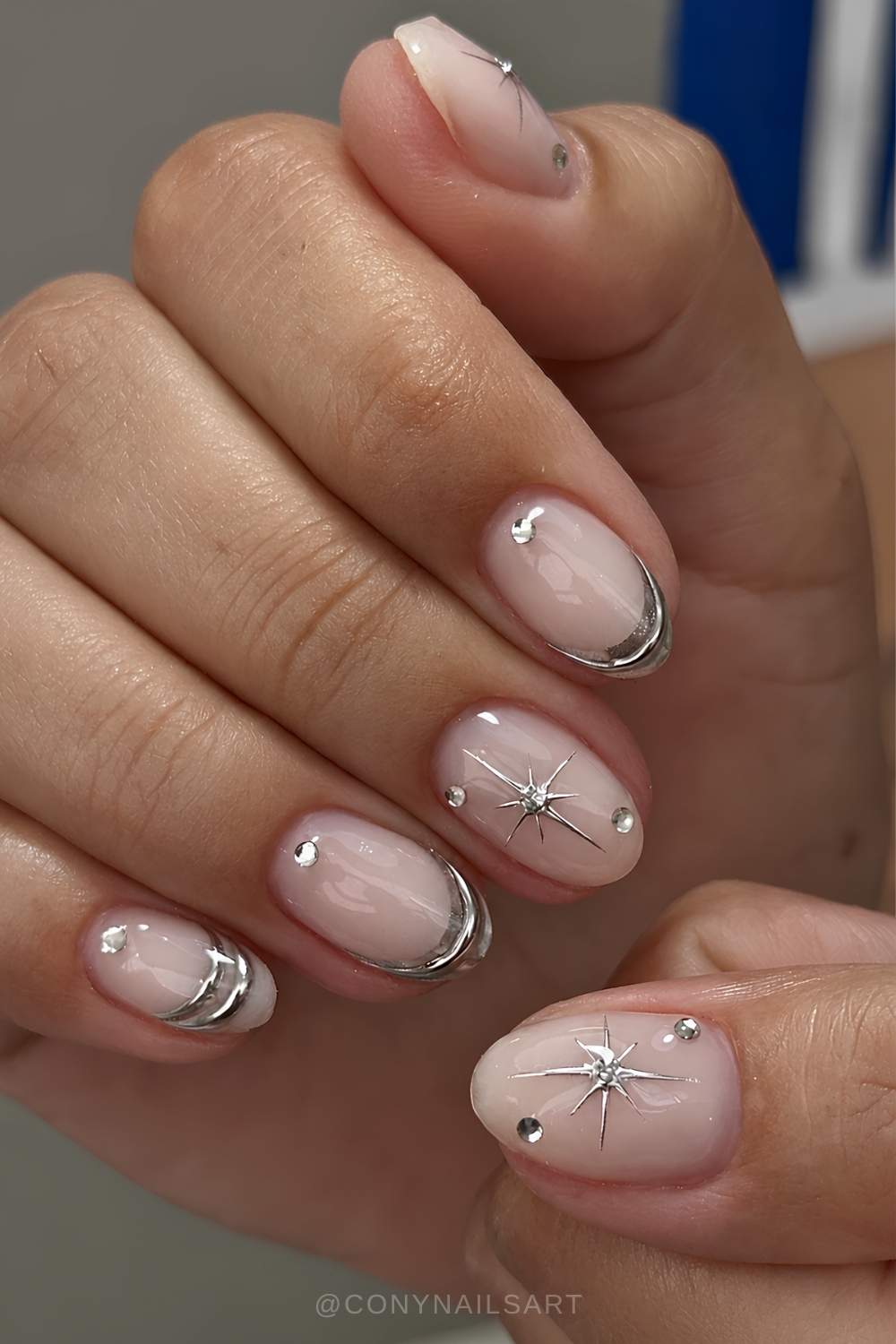 Silberne french naegel mit celestial details und schmuck look