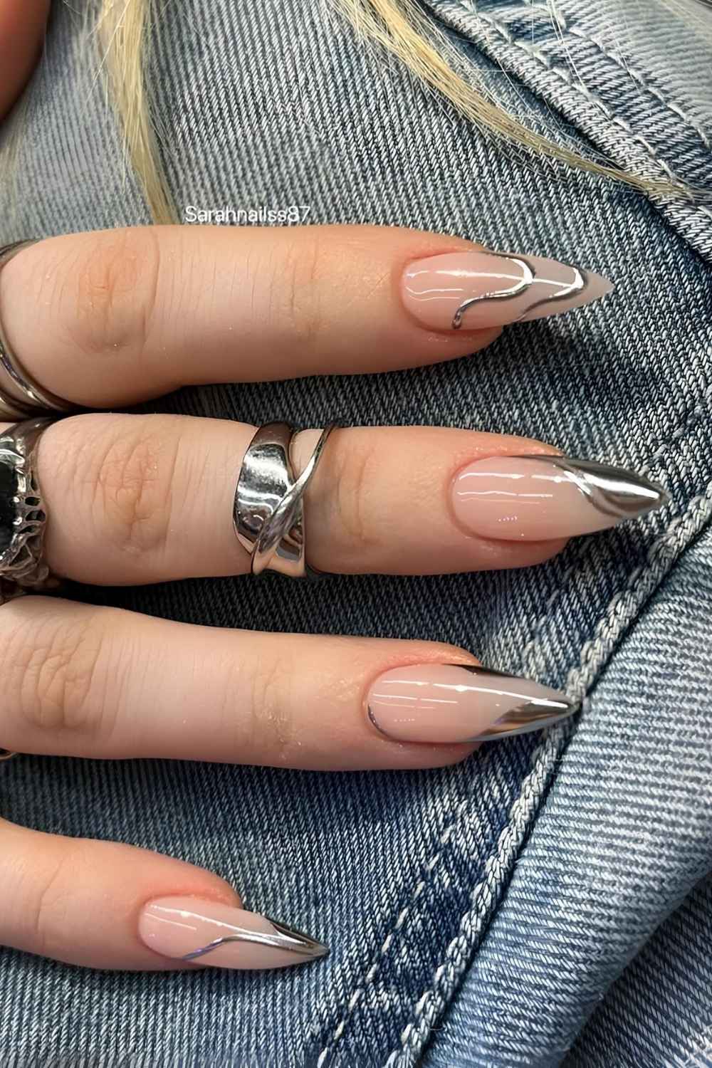 Silberne seitliche Chrome French Nails