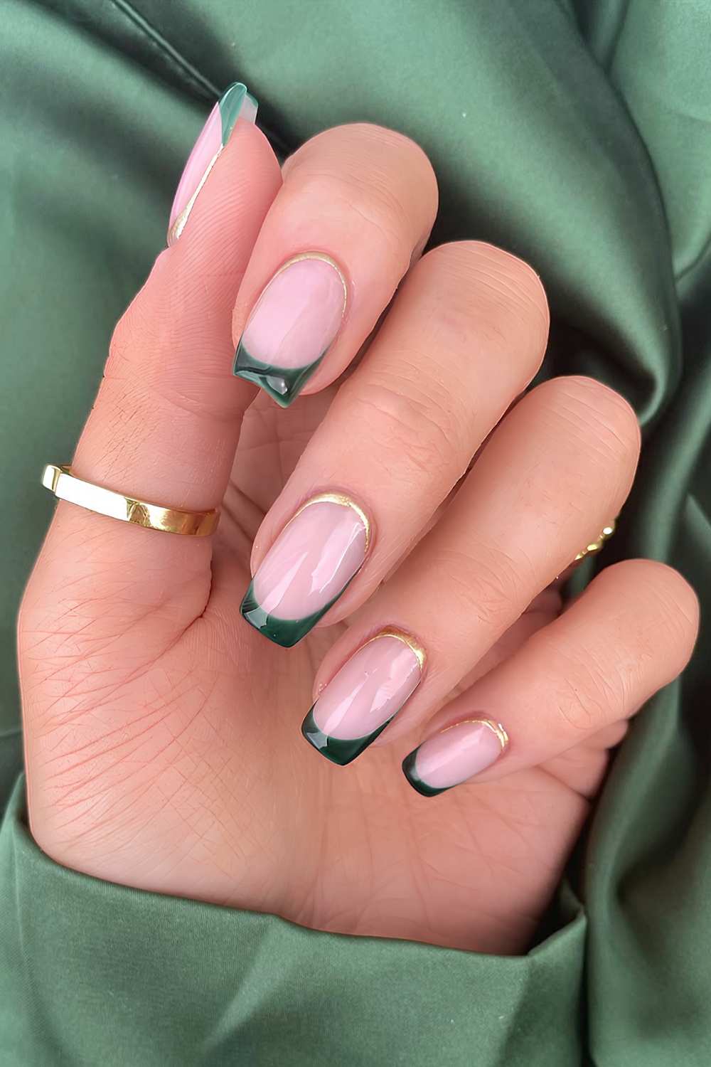 Smaragdgruene French Naegel mit Golddetails