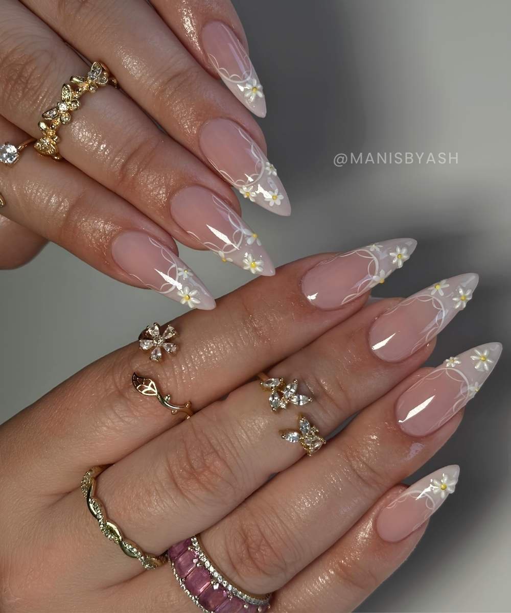 Taupe French Tips mit Spitze und Blumen