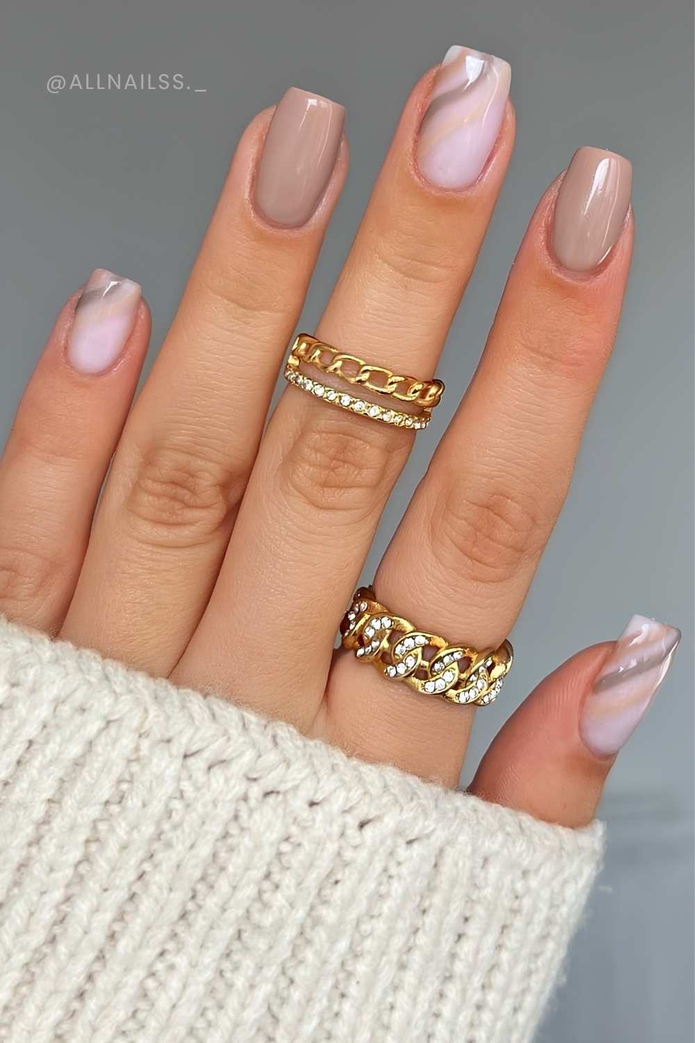 Taupe Manikuere mit Linienakzent