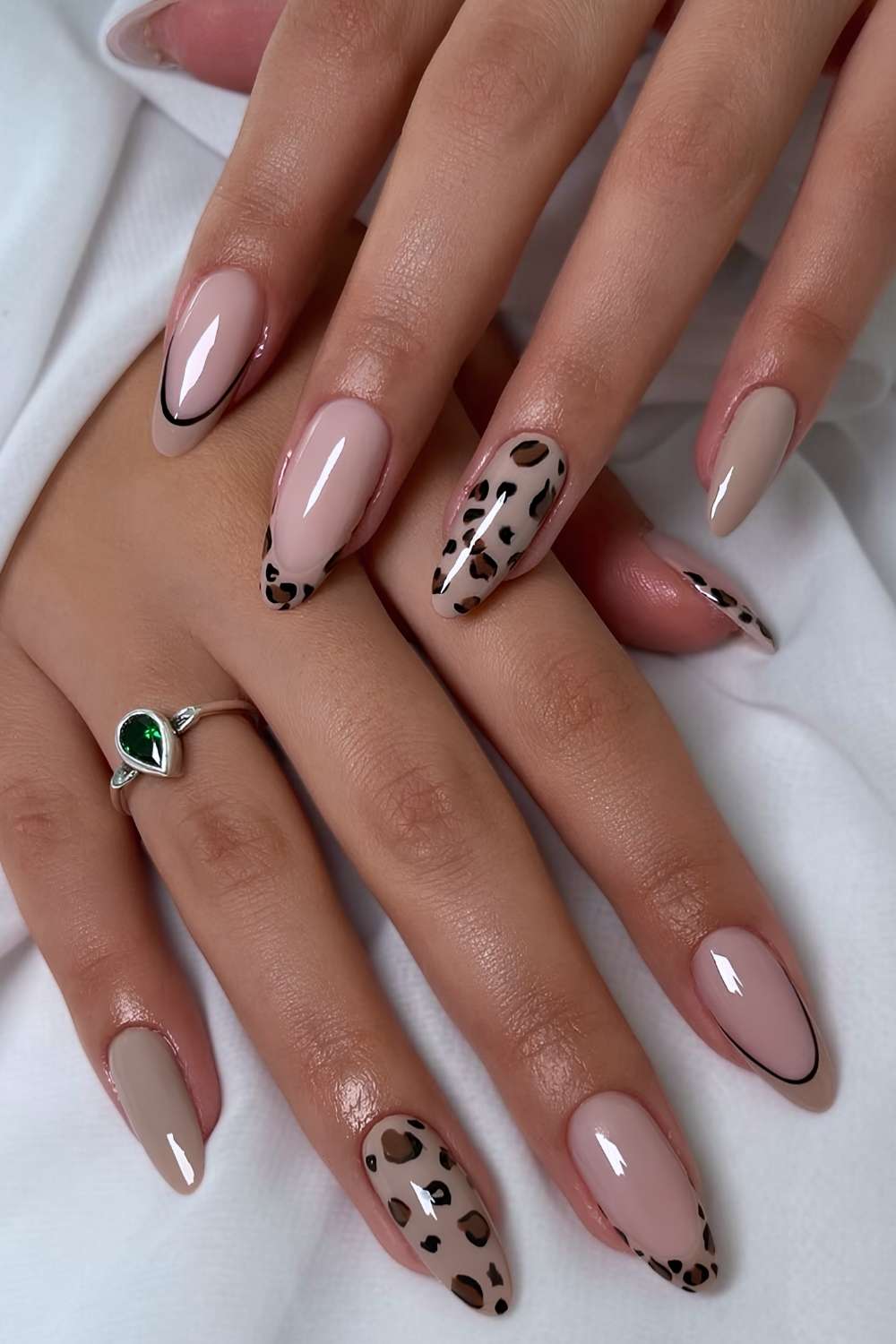 Taupe Naegel mit Leopardenmuster
