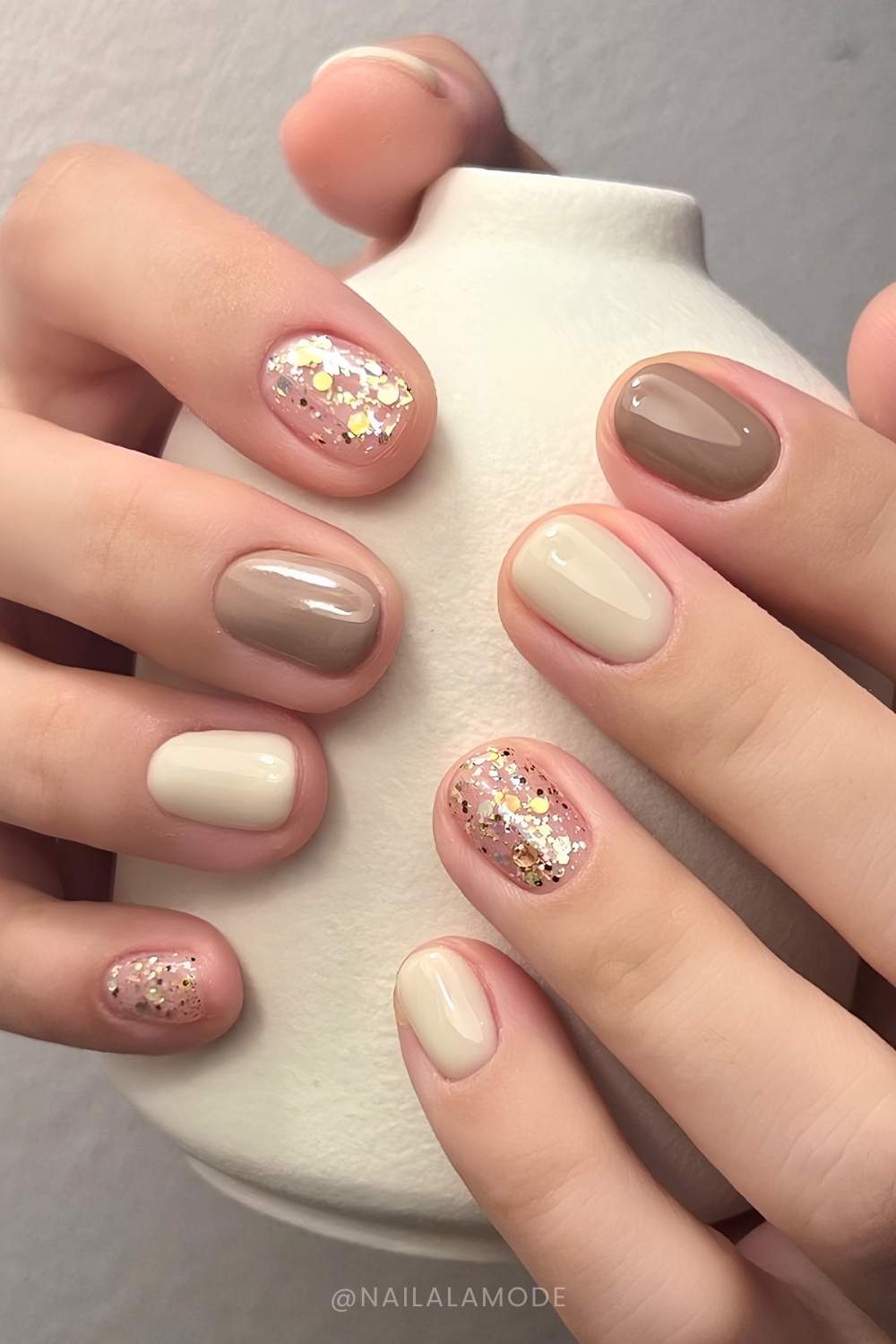 Taupe und Vanille Naegel mit grobem Glitzer