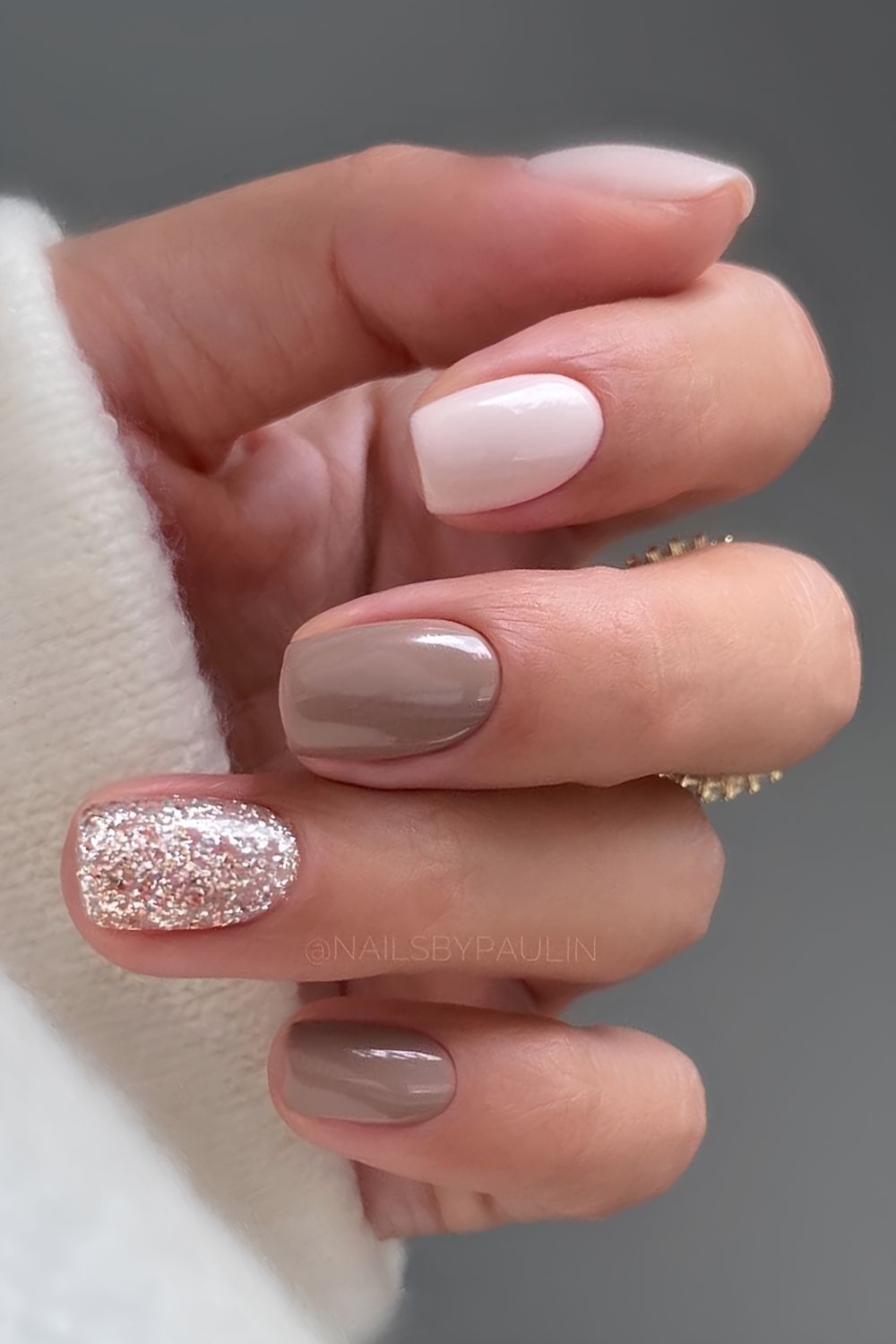 Taupe und beige Naegel mit Glitzer
