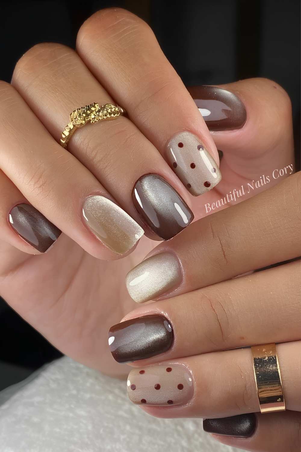 Taupe und braune Cat Eye Naegel mit Punkten