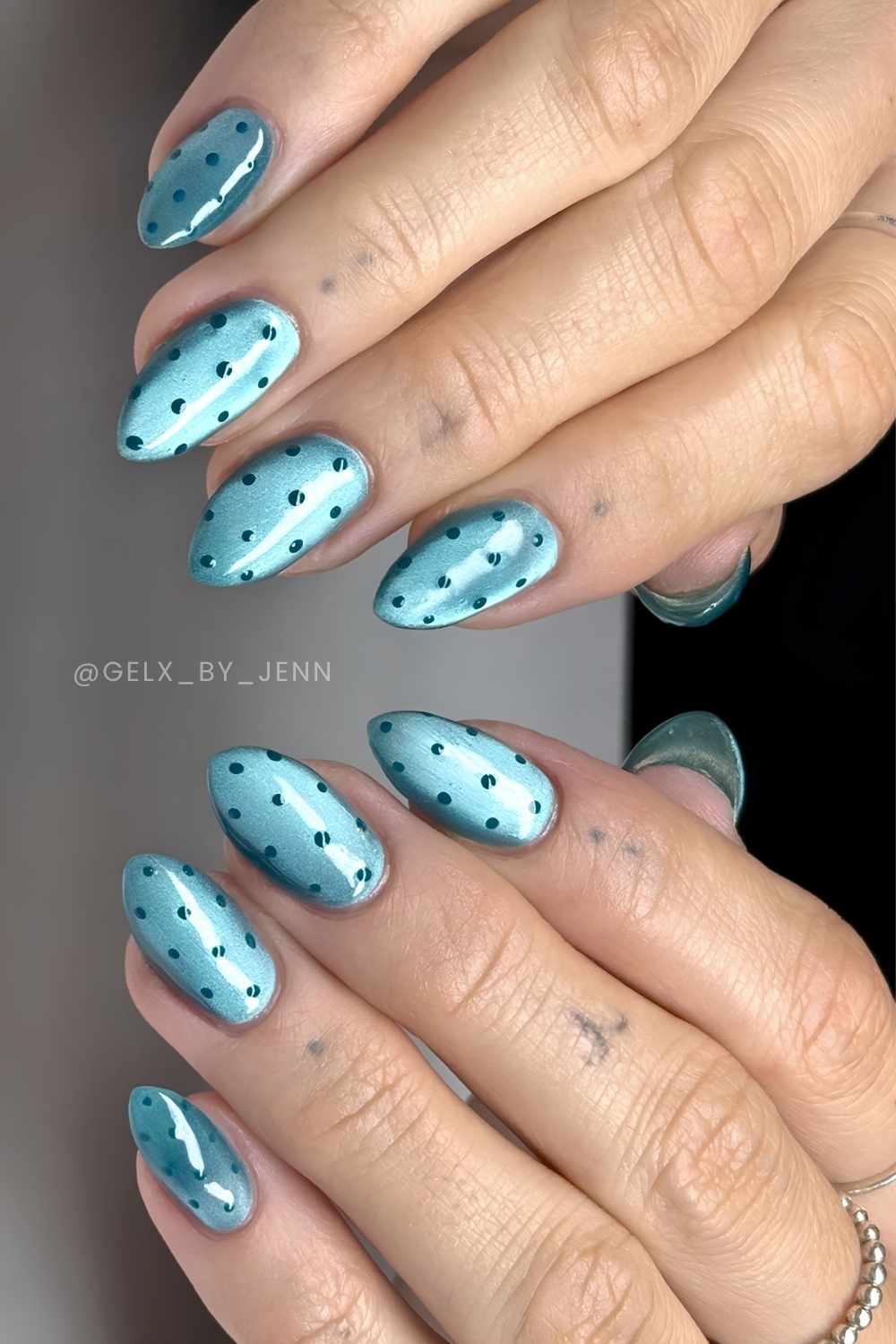 Teal Cat Eye Naegel mit Punkten