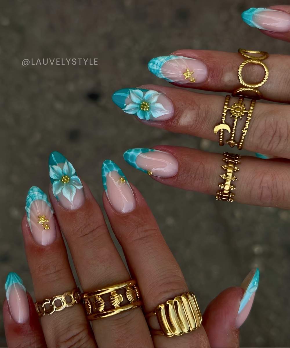 Teal French Naegel mit Muscheln und Blumen