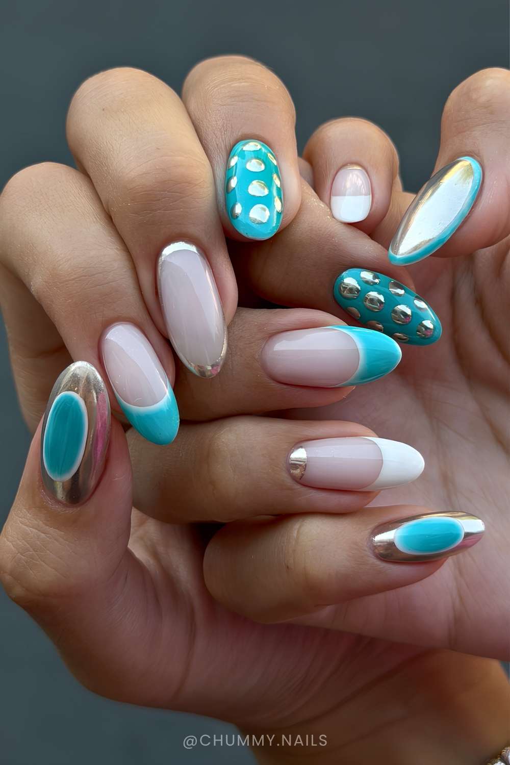 Teal Naegel mit silbernen Metallic Akzenten