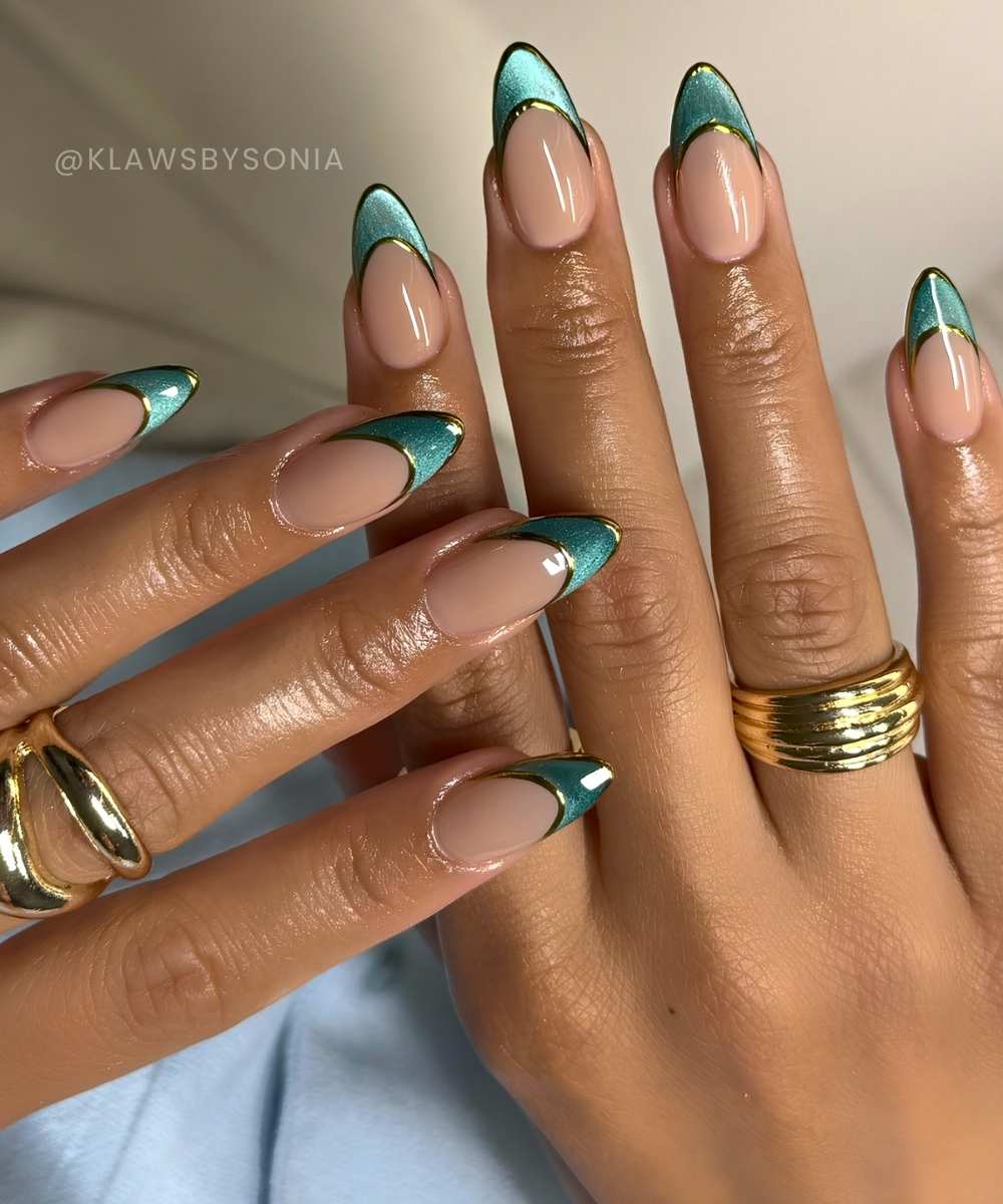 Teal gruene Cat Eye French Naegel mit Goldrand
