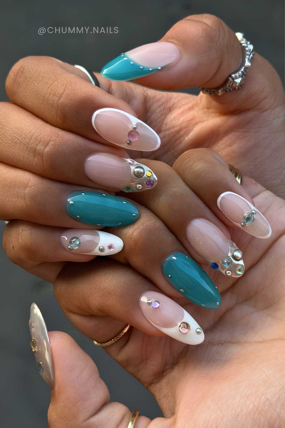 Teal weisse Naegel mit Strass