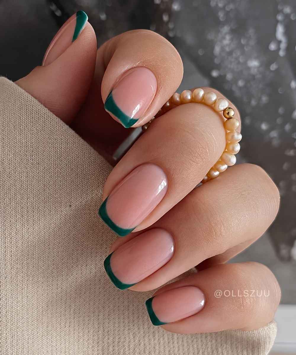 Tiefgruene Micro French Manikuere