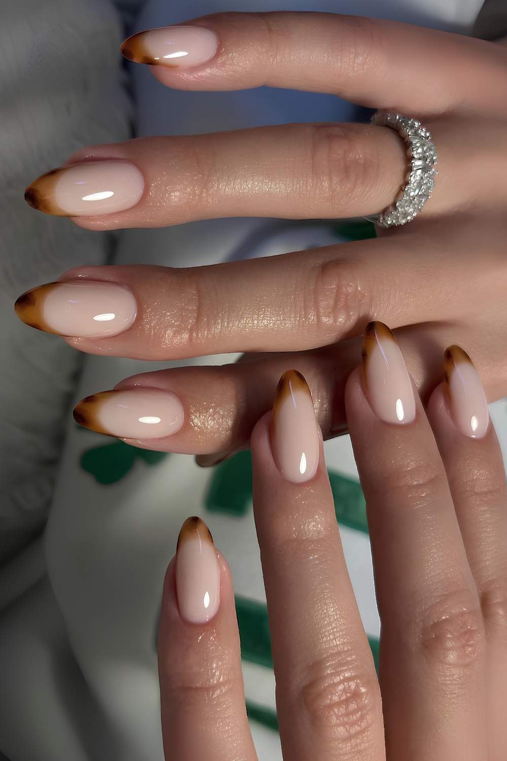 Tortoiseshell French Nails auf milchiger Base