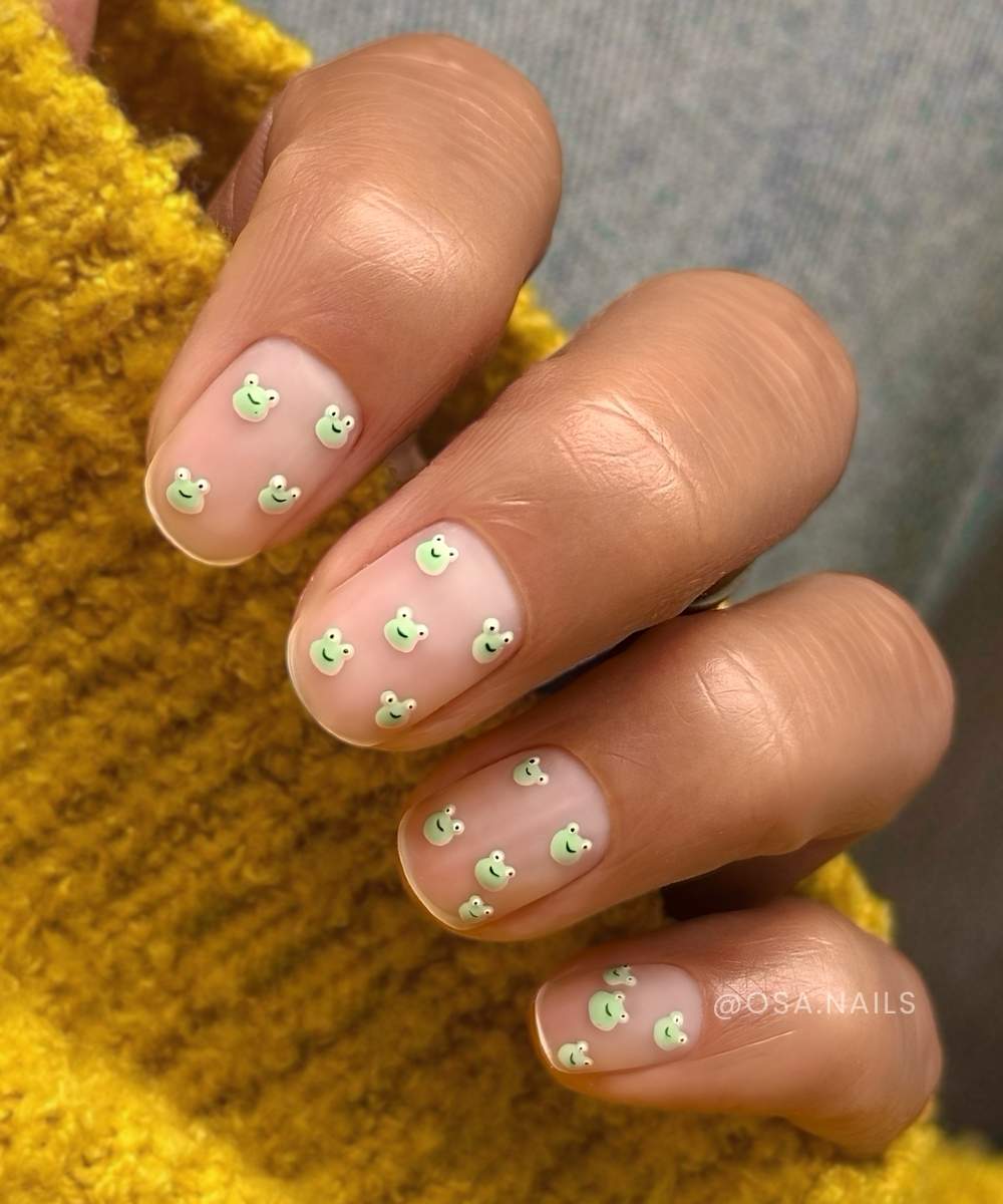 Transparente Naegel mit kleinen Frosch Gesichtern