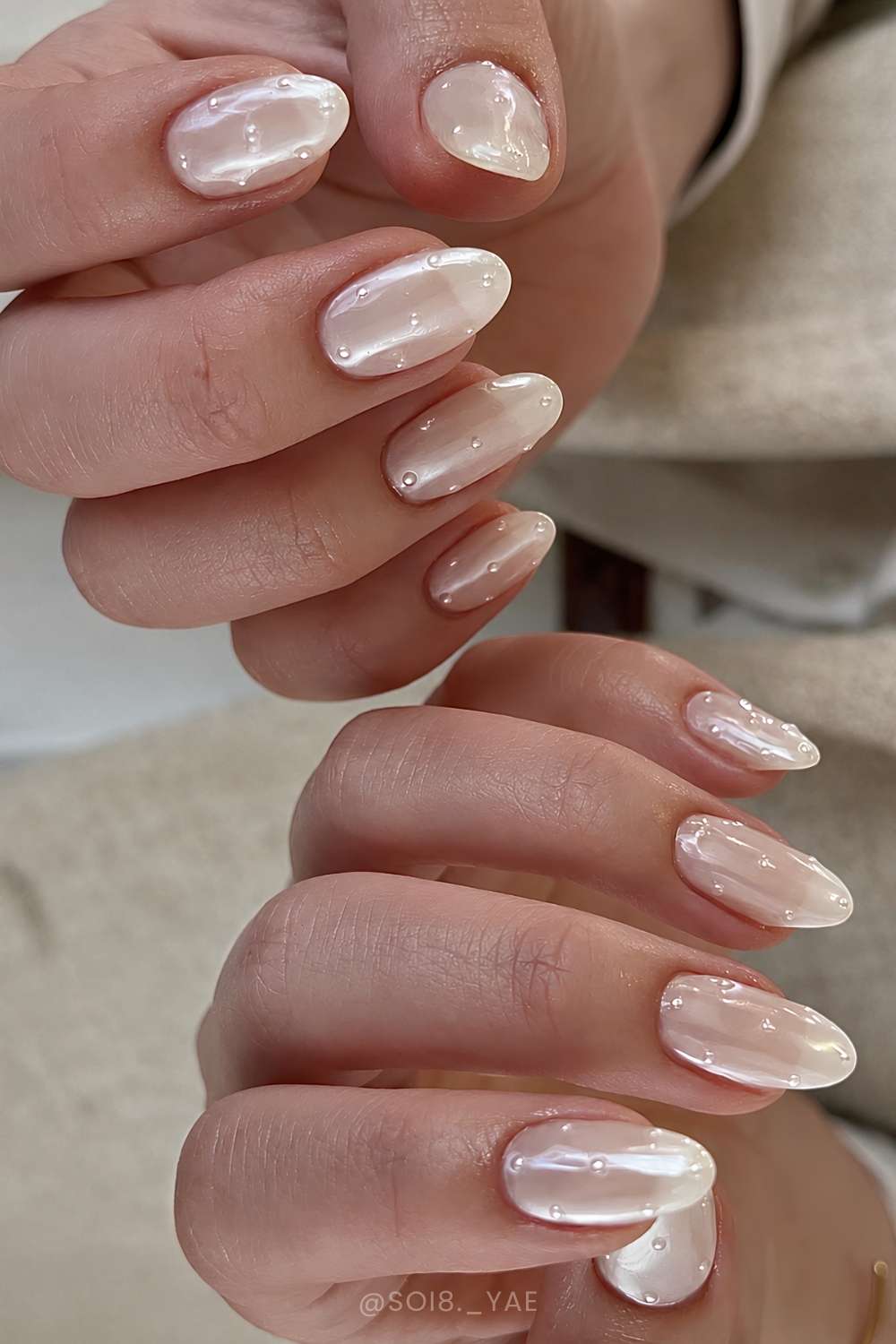 Transparente weisse Chrome Naegel mit Mikroperlen