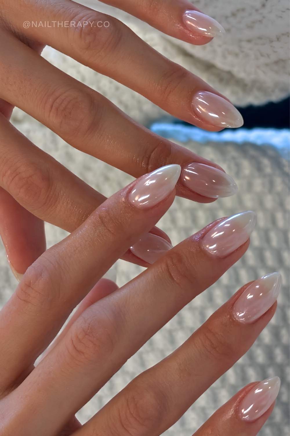 Transparente weisse Chrome Nails
