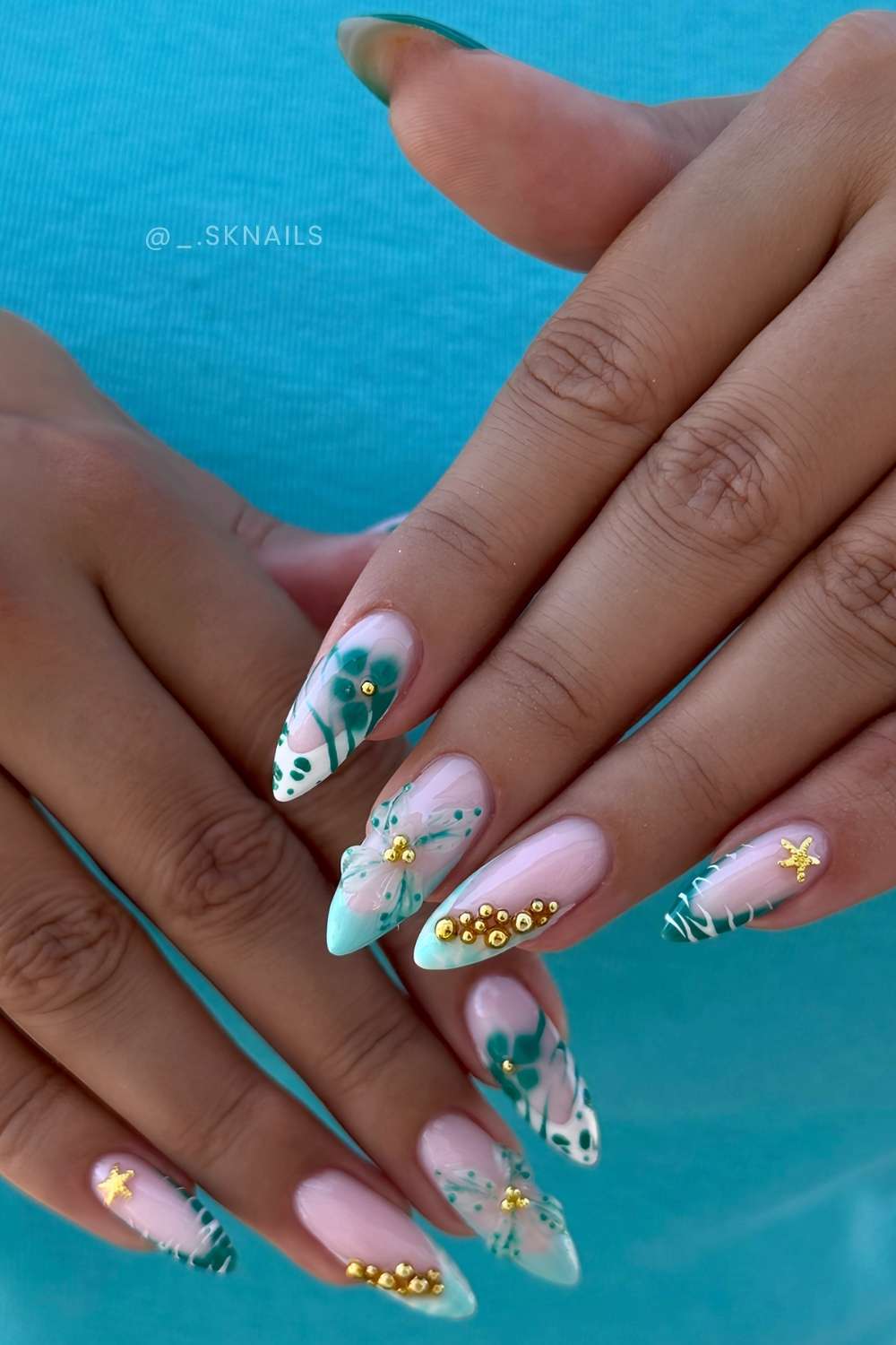 Tuerkise Sommernaegel mit Blumen und Gold Charms