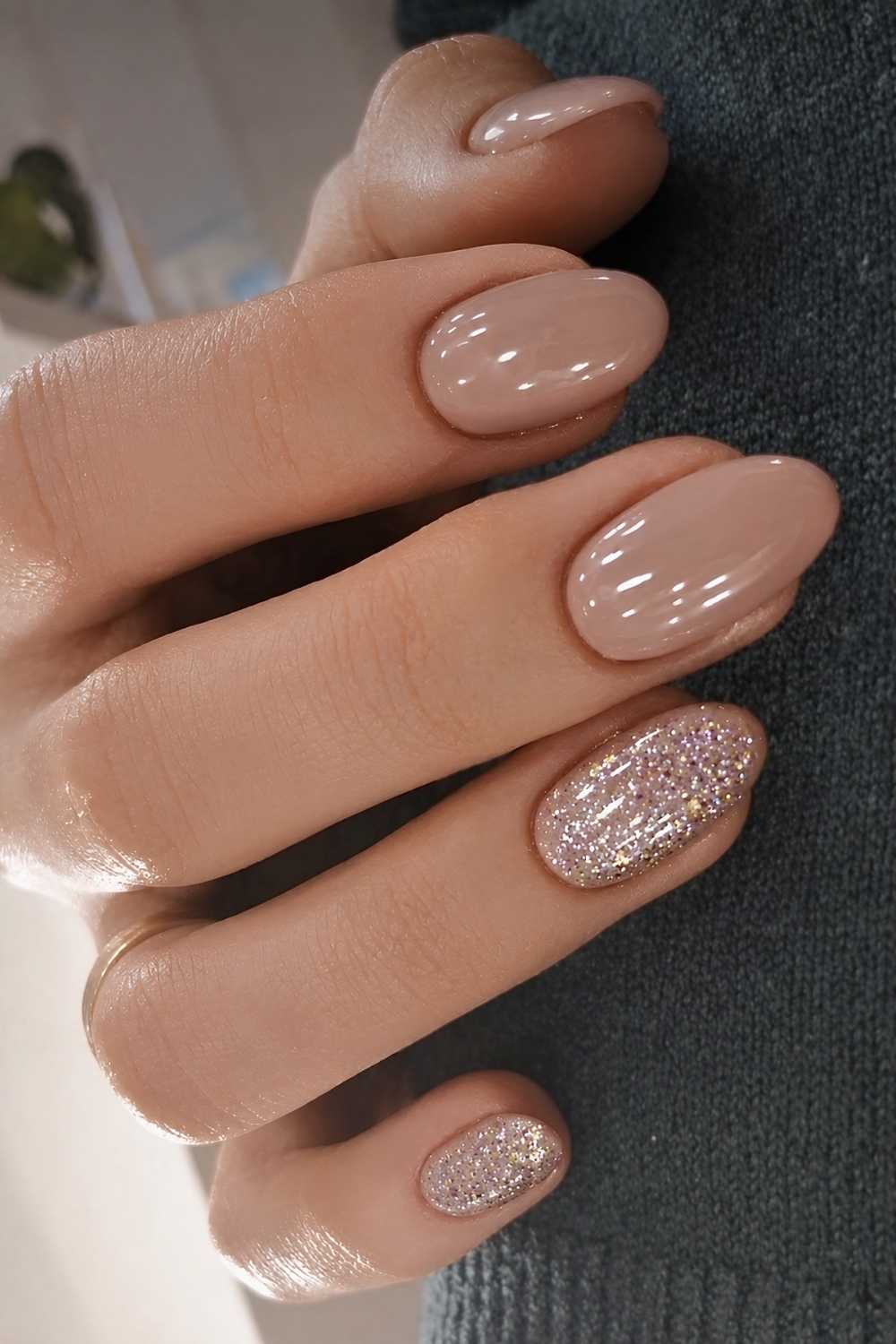 Warme Taupe Naegel mit Glitzer
