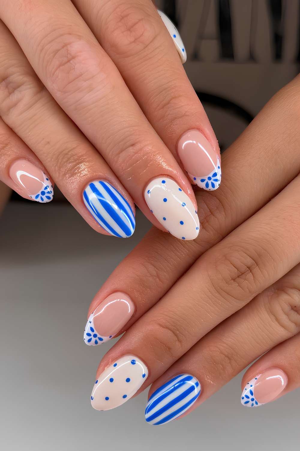 Weiss blaue Manikuere mit Streifen und Punkten