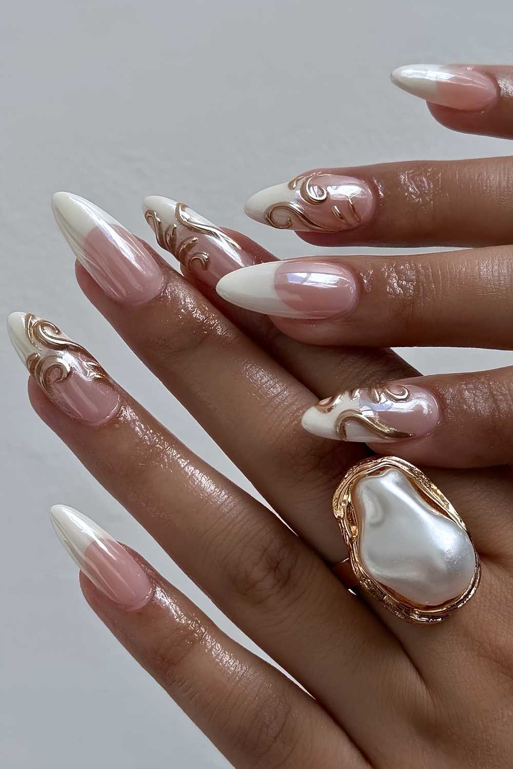 Weisse Chrome French Manikuere mit goldener Strukturkunst