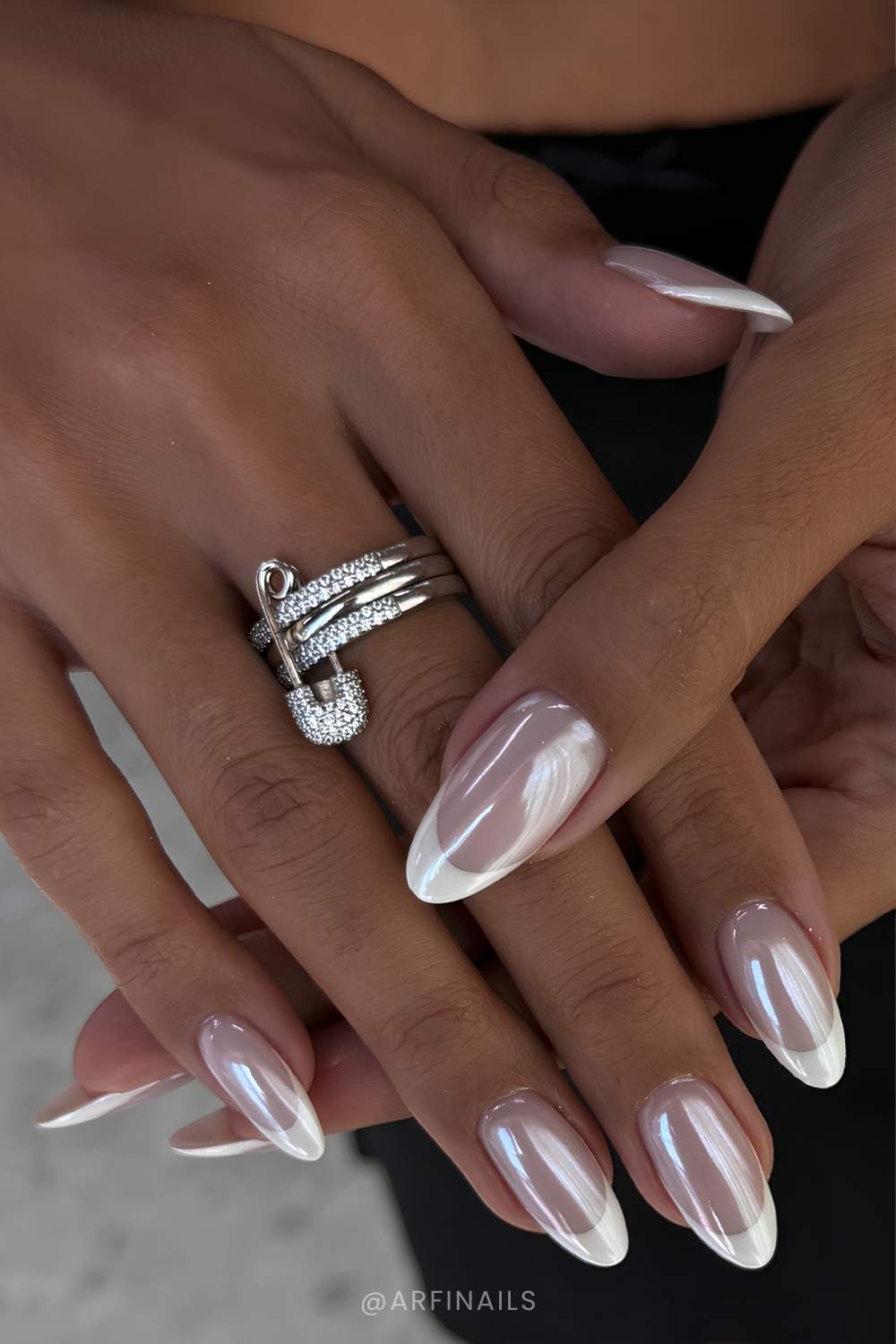 Weisse Chrome French Tips in Mandelform