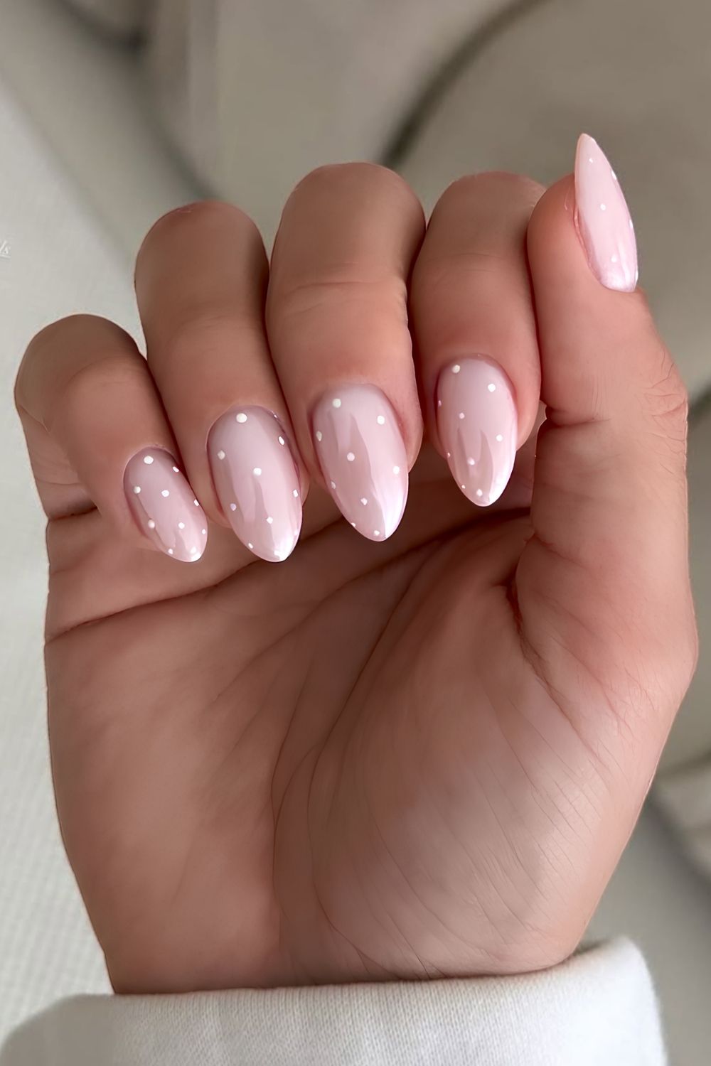 Weisse Chrome Naegel mit Punkten