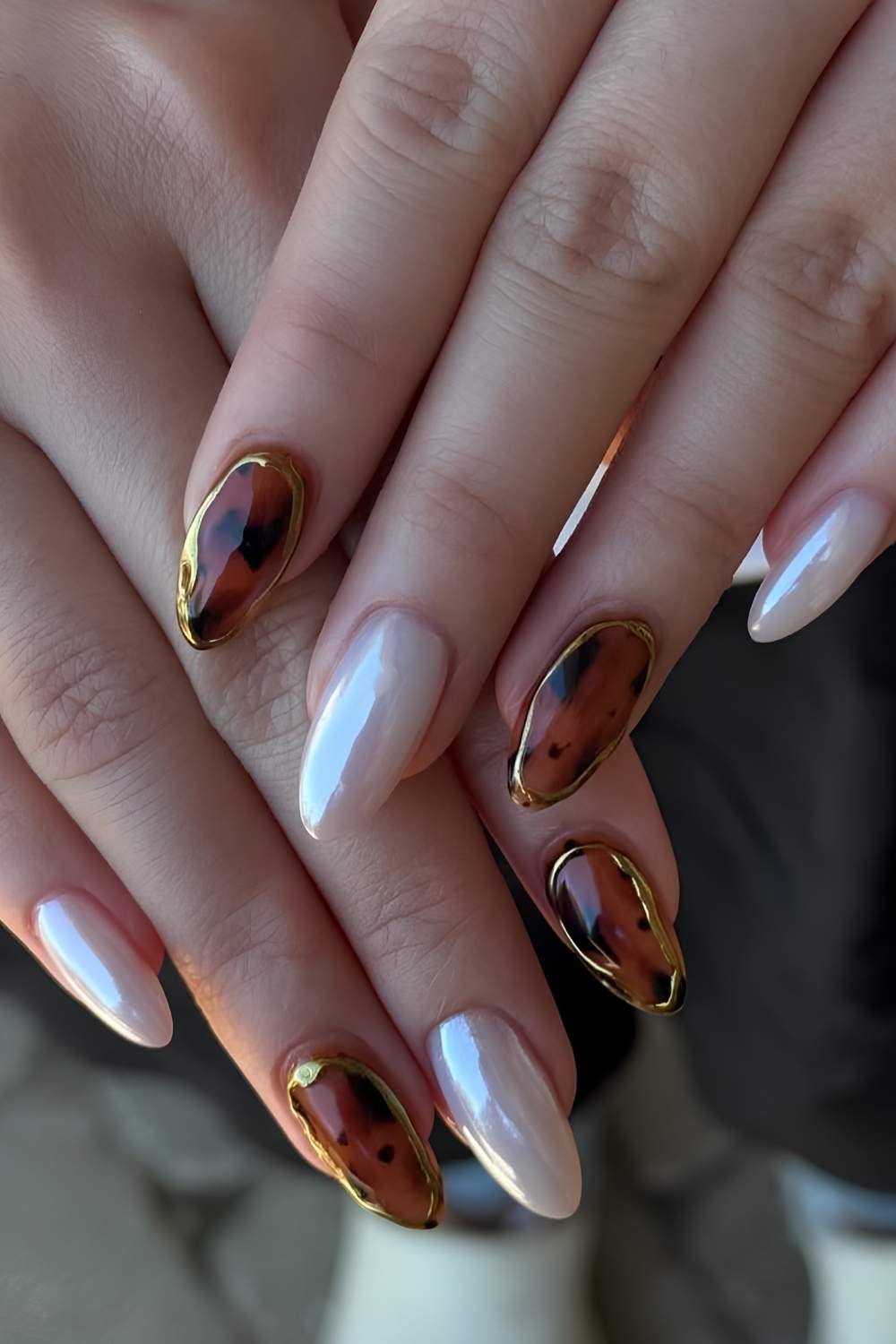 Weisse Chrome Naegel mit Schildpatt und Gold