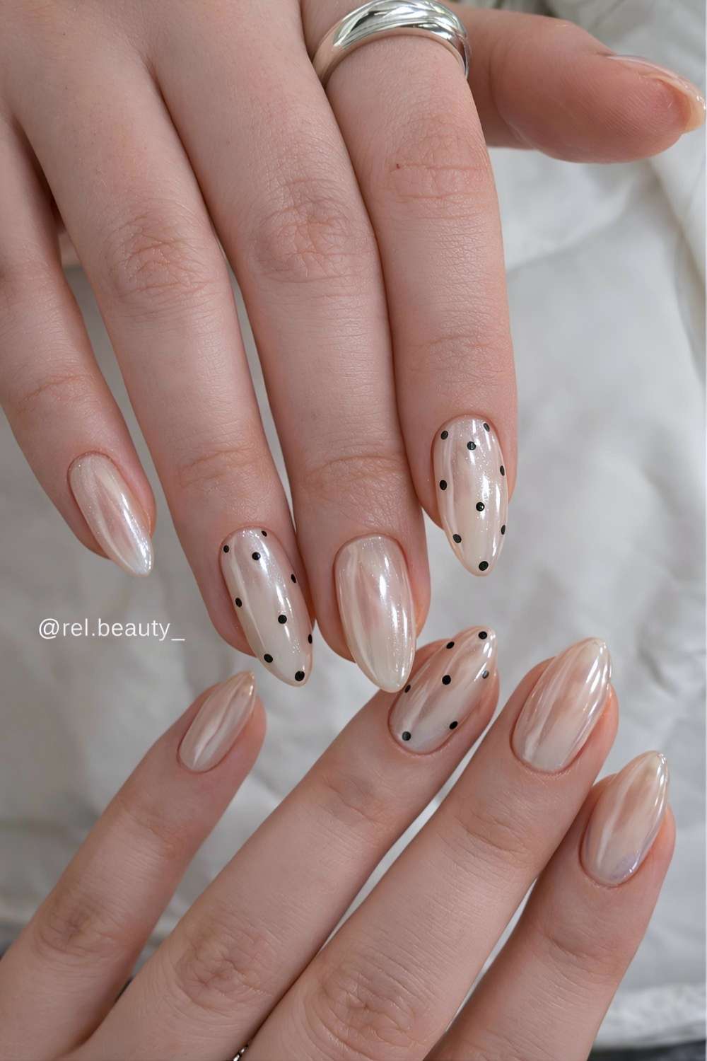 Weisse Chrome Nails mit schwarzen Punkten