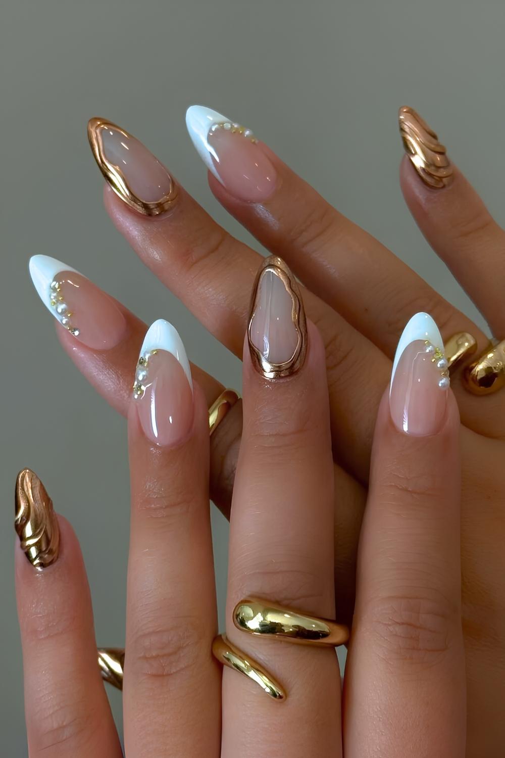 Weisse French Nails mit Goldchrome und Perlen
