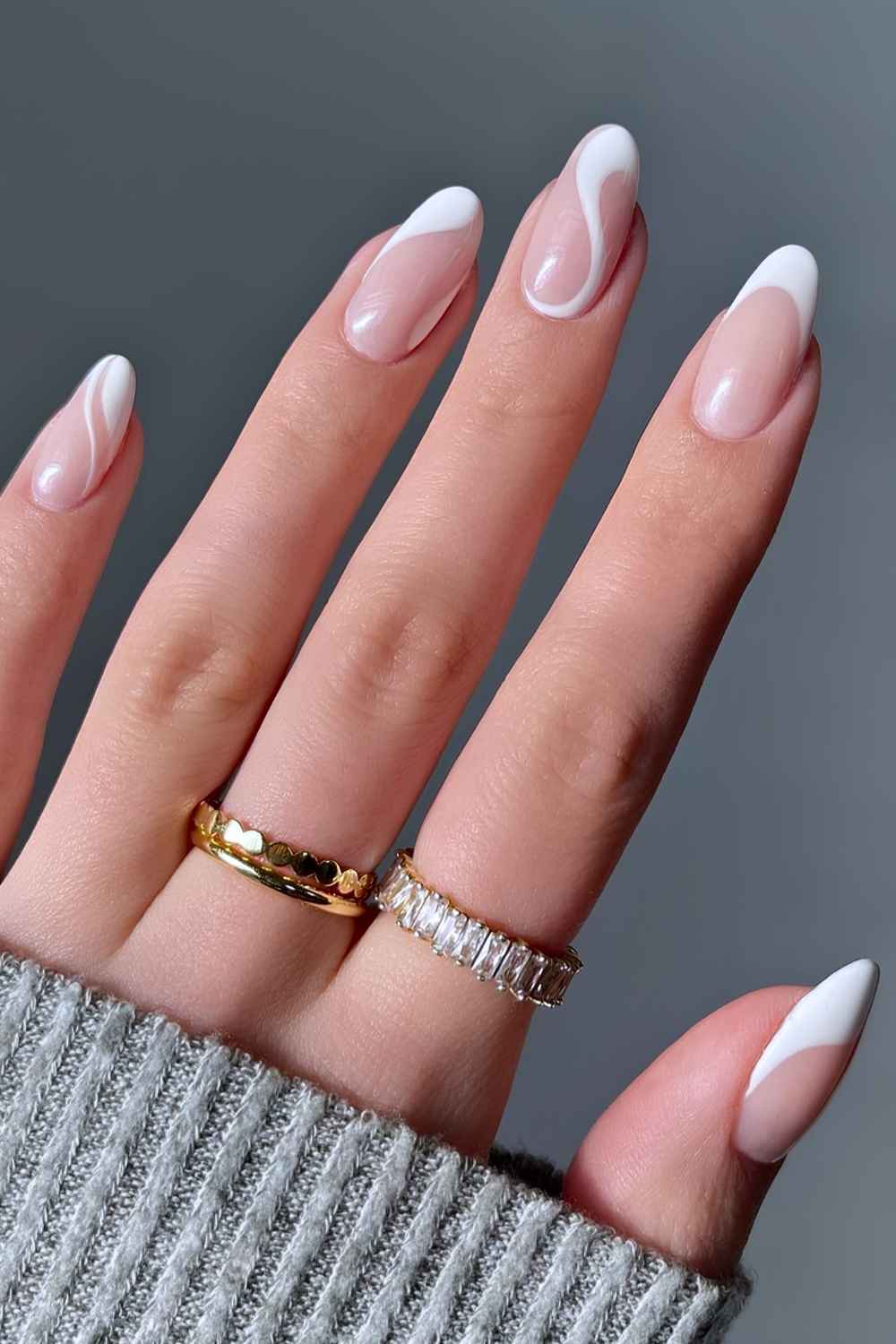 Weisse French Tip Naegel mit Swirls