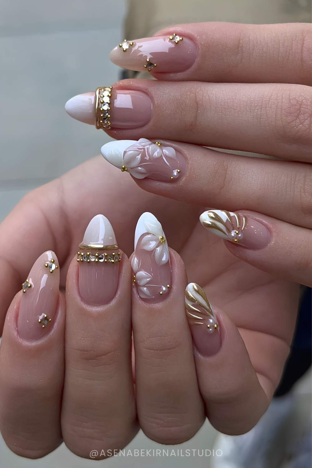 Weisse French Tips mit goldenen Armreifen und 3D Blumen
