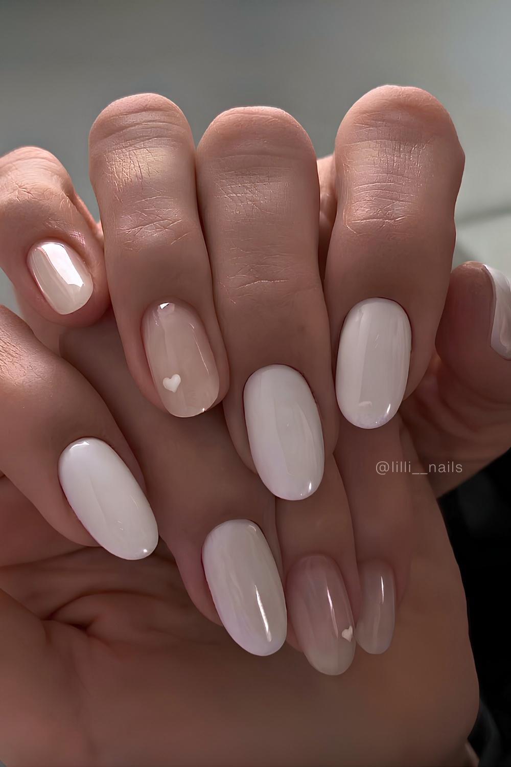 Weisse Manikuere mit minimalistischen Herzen