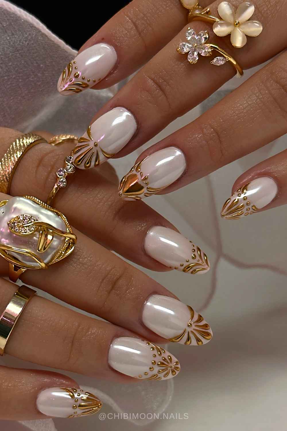 Weisse Naegel mit goldenen Barock French Tips