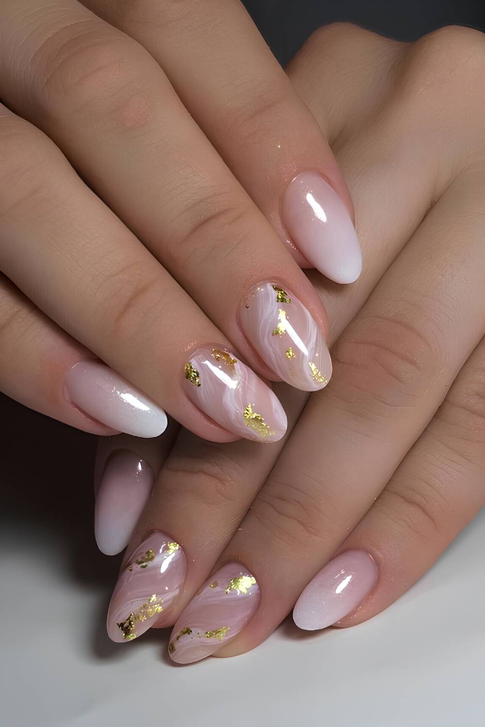 Weisse Ombre Naegel mit Marmor Details