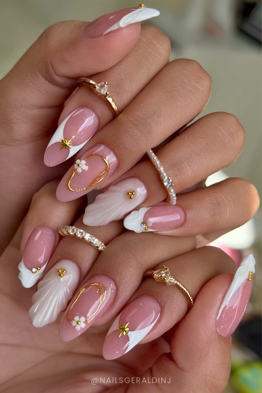 Weisse Sommernaegel mit Golddetails und Muschelmotiv