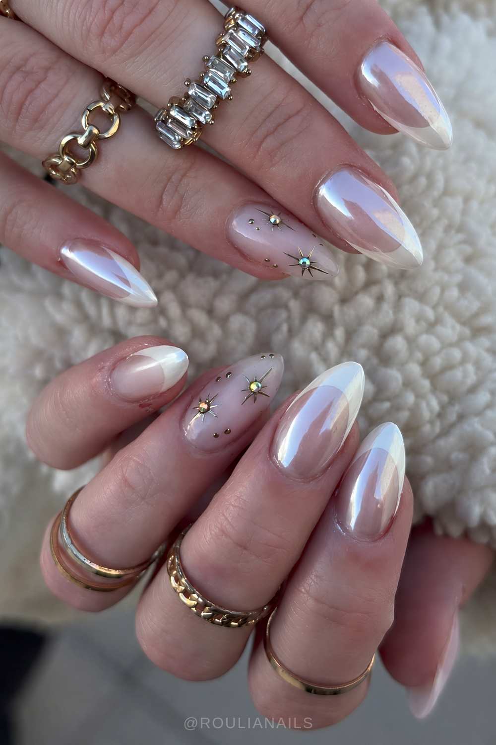 Weisse chrome french manikuere mit celestial details