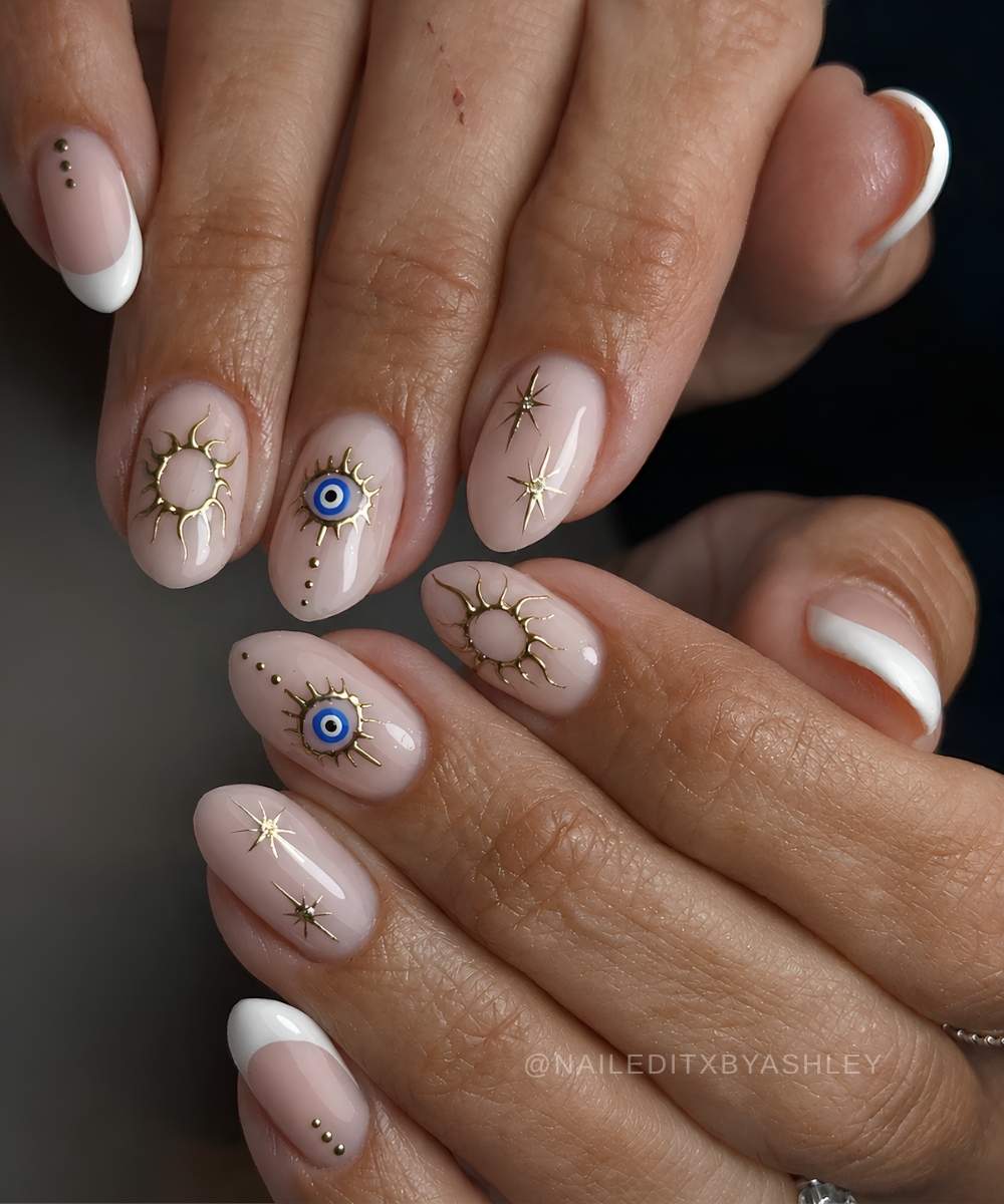 Weisse naegel mit evil eye und goldenen celestial details