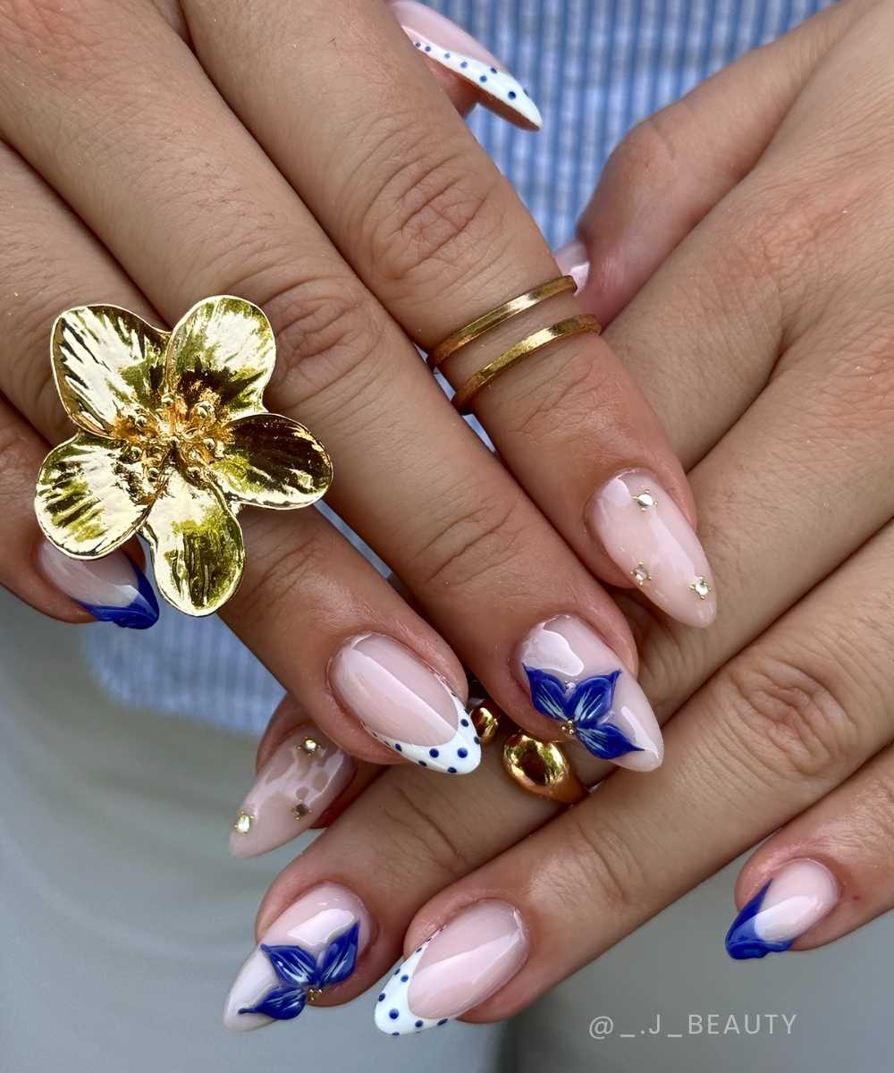 Weisse und blaue French Manikuere mit Blumen und Steinen