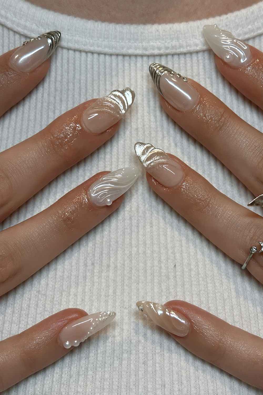 Weisse und silberne Naegel mit Perlen und 3D Wellen