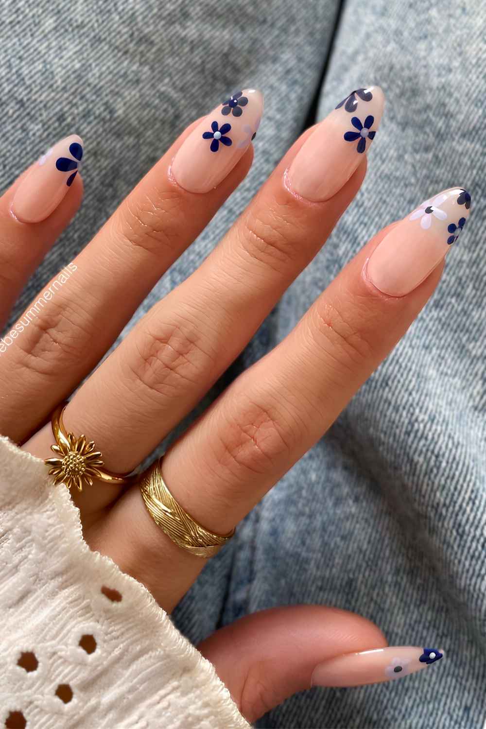 Zartweisse Naegel mit Navy Blumen