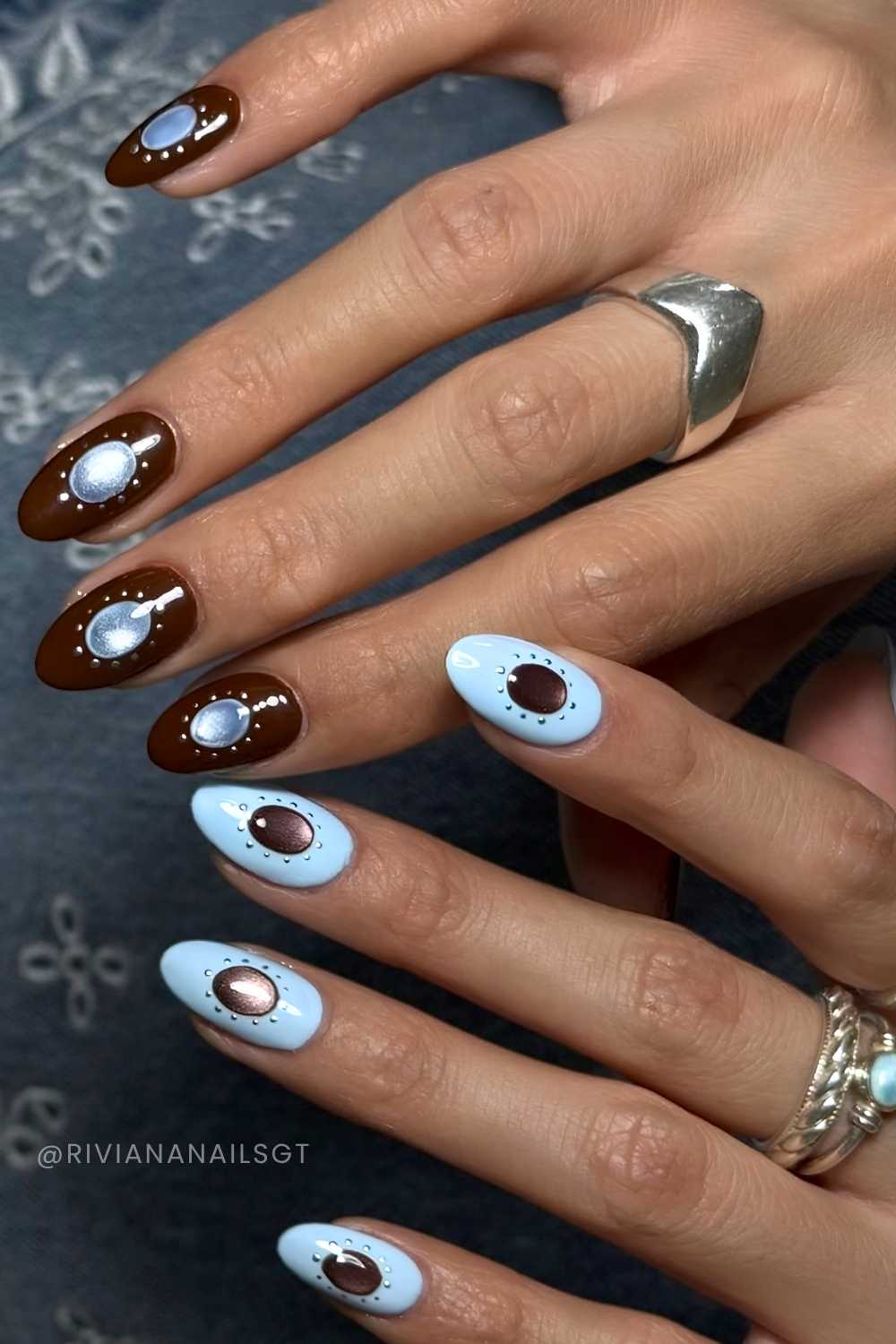 blaue und braune naegel mit cat eye akzenten