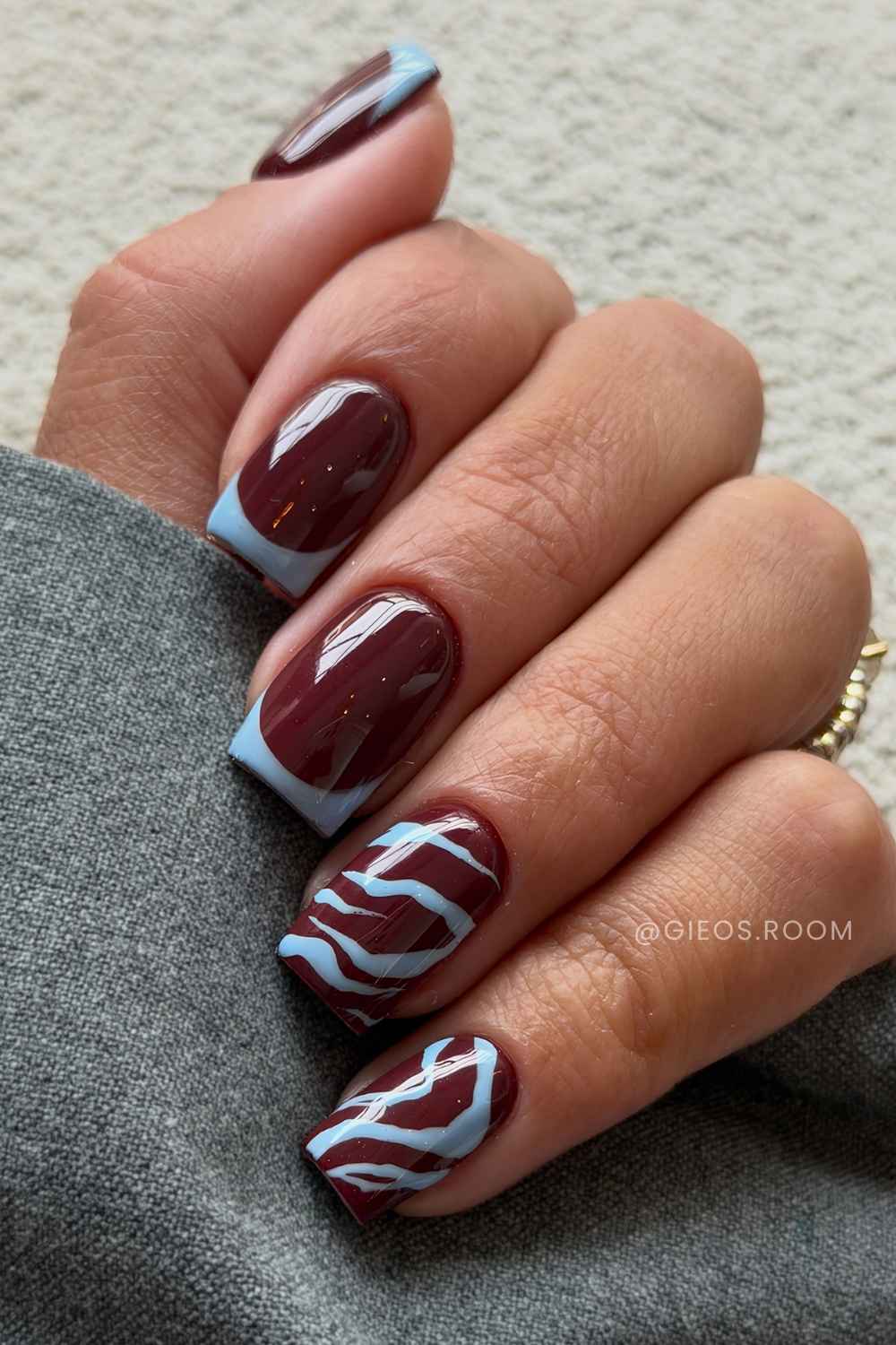 blaue und braune naegel mit zebra print