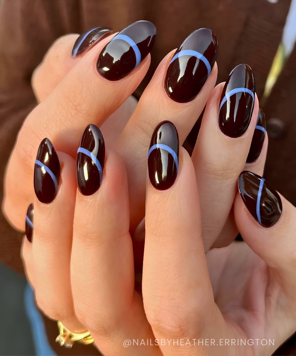 braune naegel mit blauem french rand