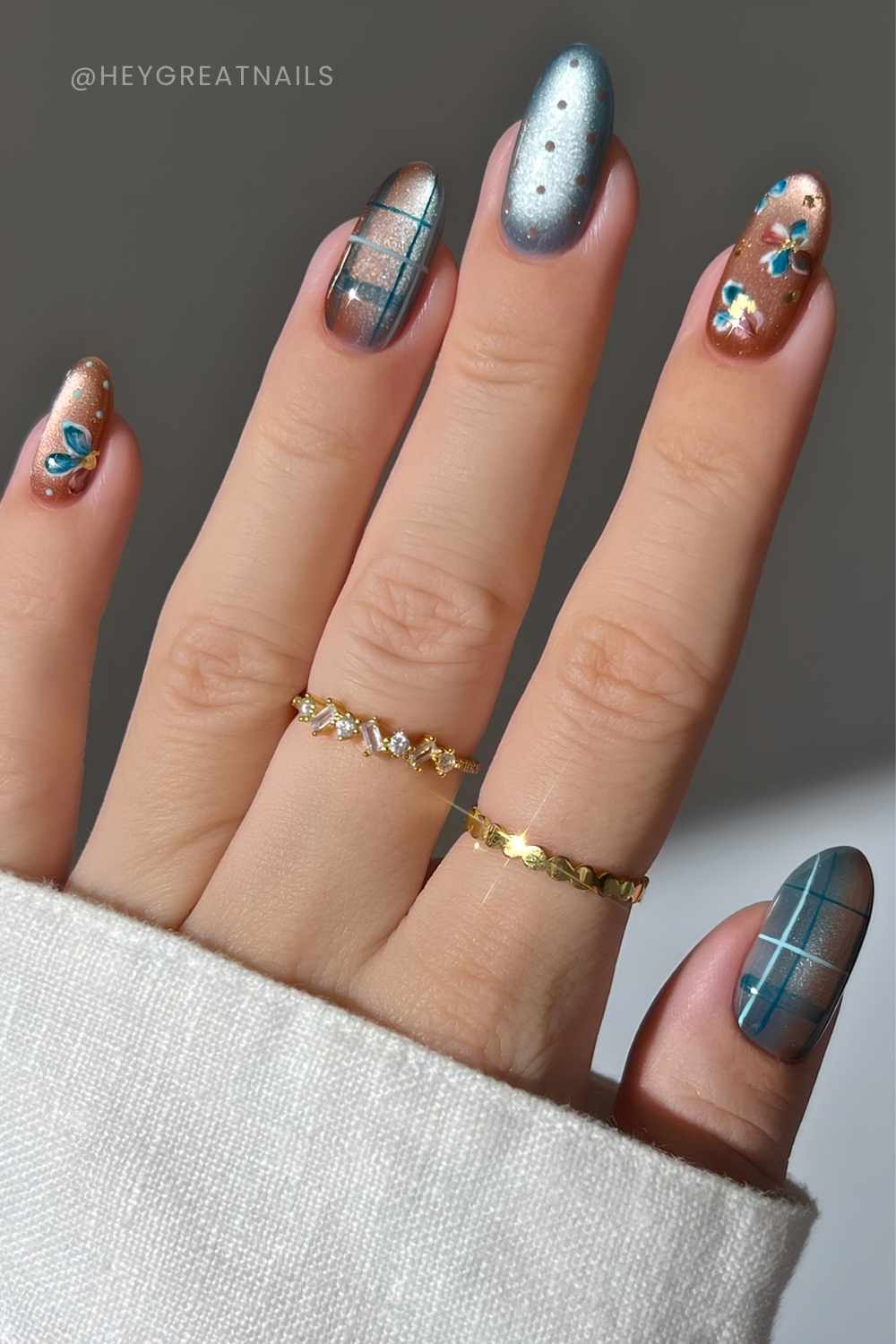 braune und blaue cat eye naegel mit karo und blumen