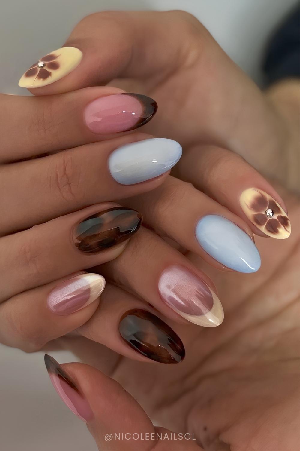 braune und blaue manikuere mit blooming gel und tortie akzenten