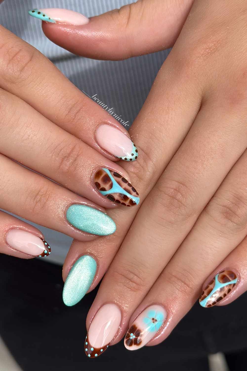 braune und blaue naegel mit blumen und animal print