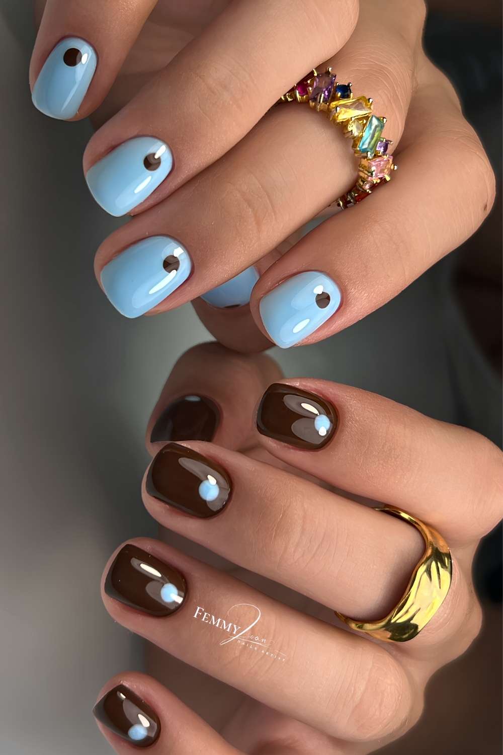 kurze blaue und braune naegel mit minimalistischen punkten
