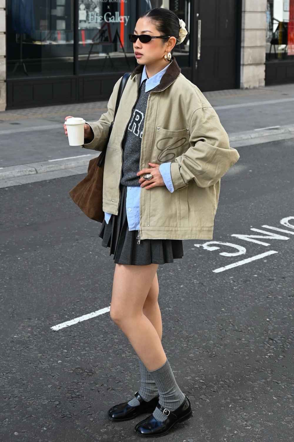 Barn Jacket mit Plissee Minirock und grauen Socken