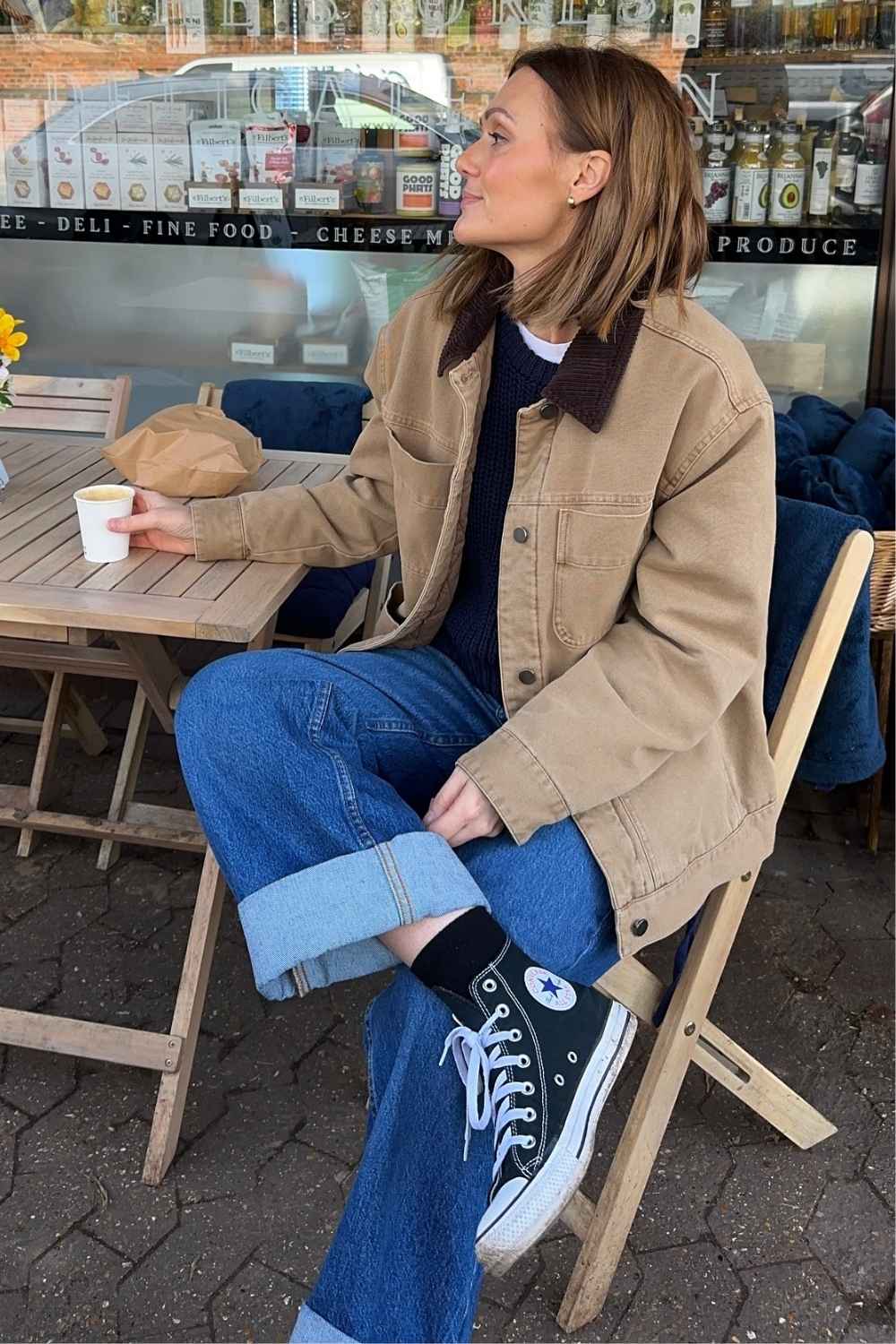 Barn Jacket mit blauer Jeans und schwarzen Converse